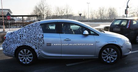 Opel Astra Sedan przyłapany w Niemczech