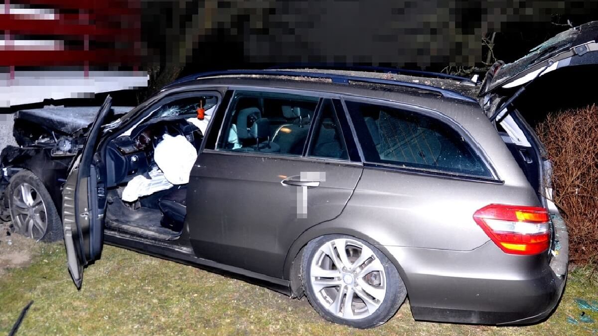Kierujący mercedesem przebił ogrodzenie i uderzył w dom