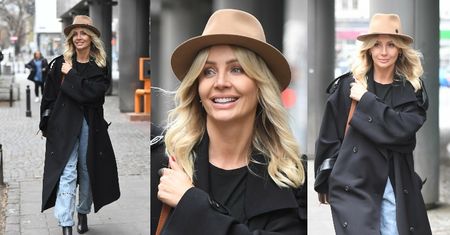 Roześmiana Agnieszka Woźniak-Starak w stylówce boho flirtuje z obiektywami, maszerując Marszałkowską (ZDJĘCIA)