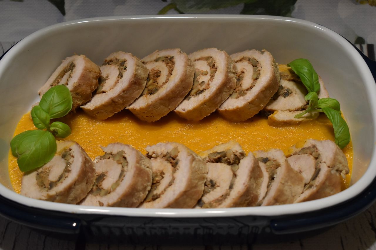 Rolada ze schabu na warzywnym puree. Posmakuje wszystkim
