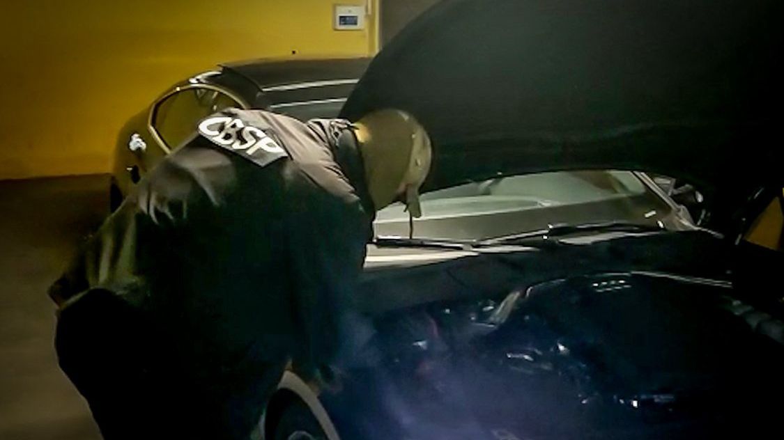 Policjanci z CBŚP zabezpieczyli auta i części o wartości 600 tys. zł. 