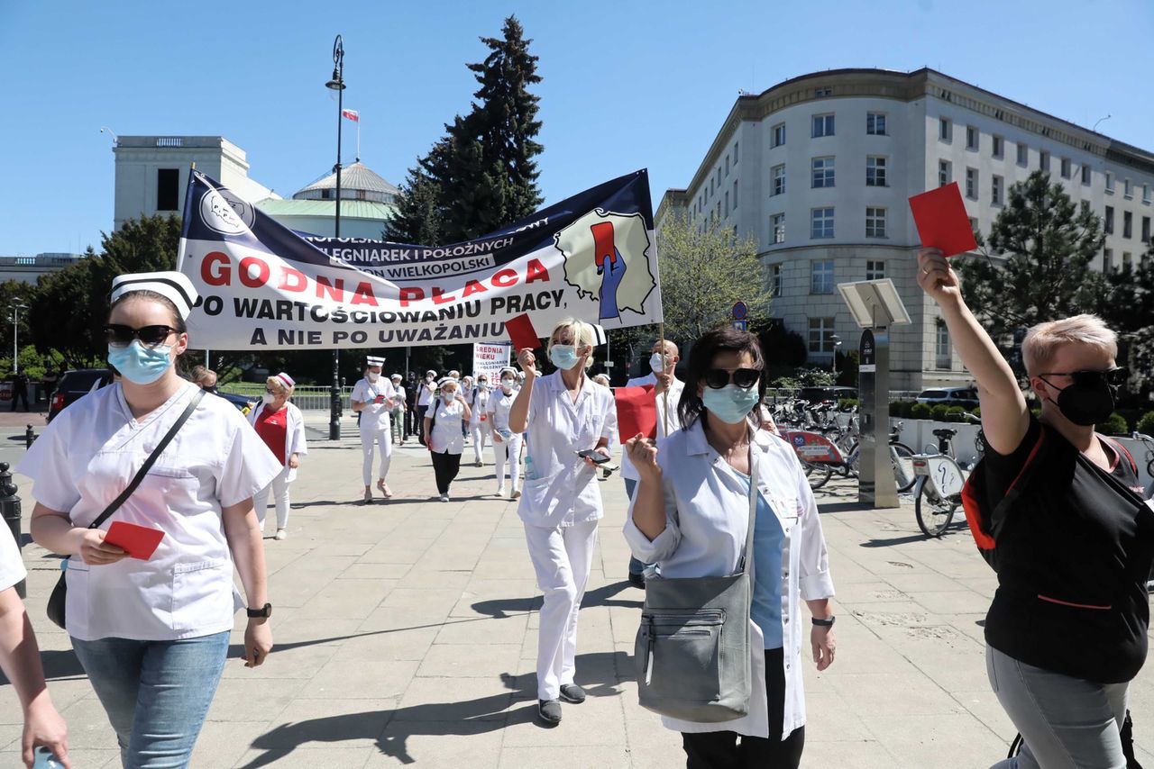 Warszawa. Protest pielęgniarek i położnych. Domagają się podwyżek