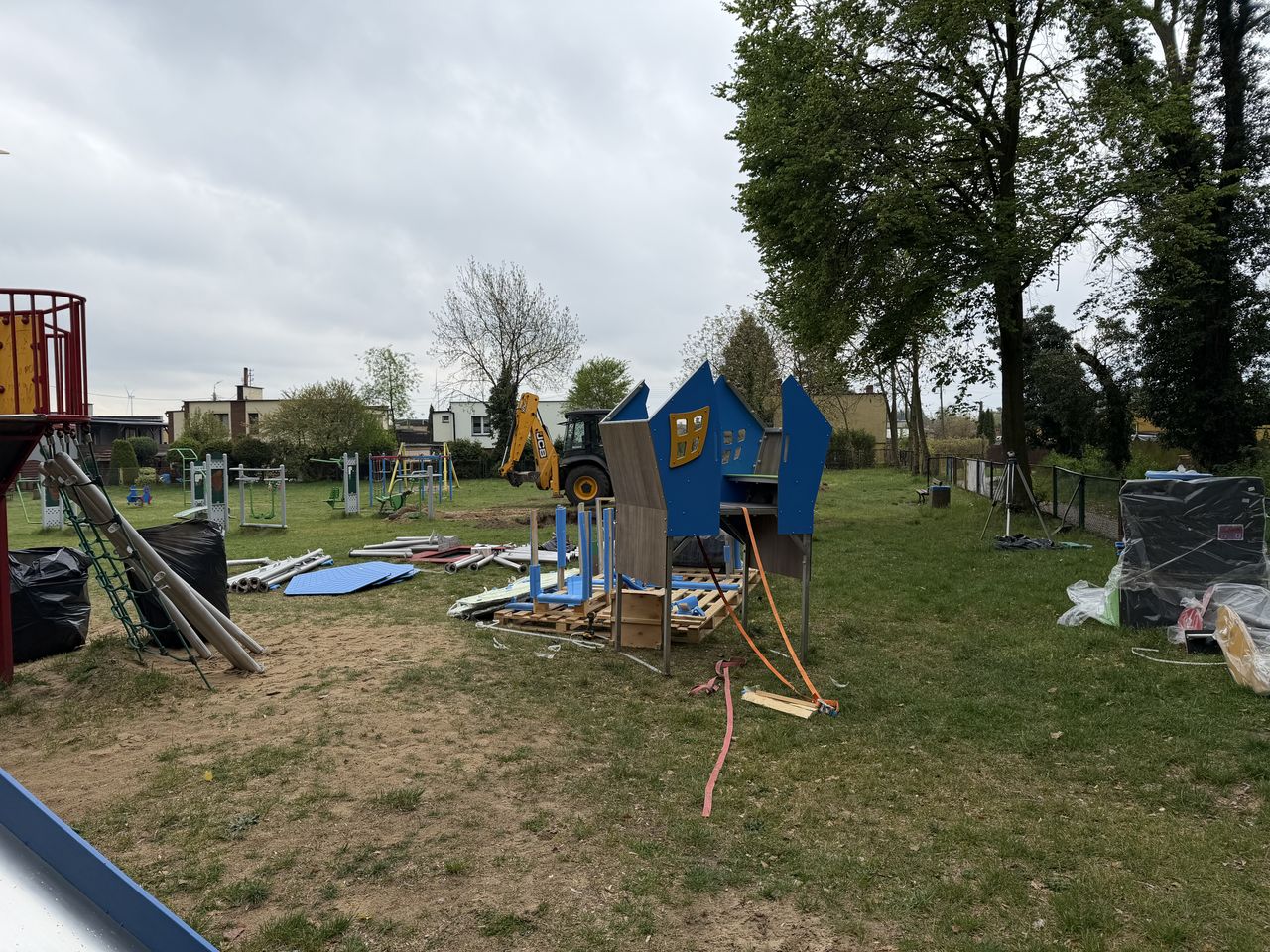 Plac zabaw przy Cmentarnej w Margoninie przechodzi gruntowną metamorfozę