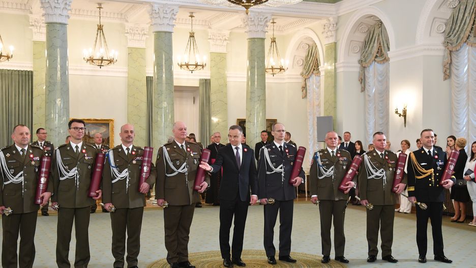 Zwierzchnik sił zbrojnych, prezydent Andrzej Duda wręczył w środę w Pałacu Prezydenckim  nominacje generalskie i admiralską