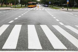 Warszawa. O włos od tragedii. 2-latek na ulicy