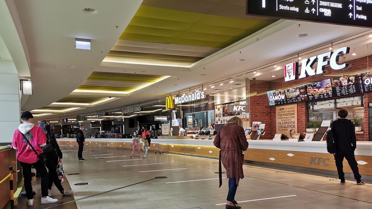 W handlu pracuje ok 2 mln ludzi, z czego ponad 300 tys. w centrach handlowych