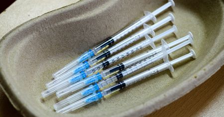 Dziesiątki tysięcy szczepionek do kosza. Nie trafią do biednych krajów