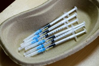 Dziesiątki tysięcy szczepionek do kosza. Nie trafią do biednych krajów