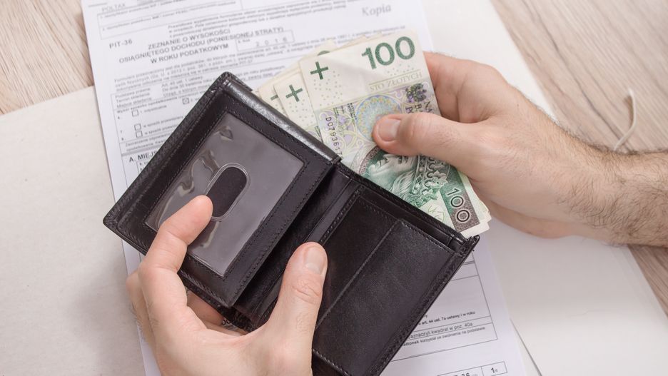 TOMASZ MAJCHROWICZ
podatek, deklaracja, fiskus, portfel, rozliczenie, pit, waluta, dokumenty, formularz podatkowy, banknoty, gotówka, liczy, trzyma