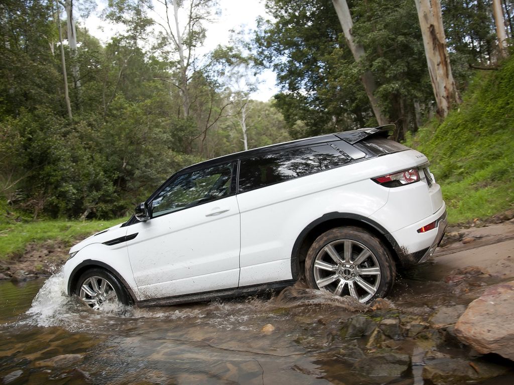 Mimo iż jest samochodem typowo miejskim, dzielności w terenie mu nie brakuje. Czym jeszcze zaskoczy nas Range Rover?