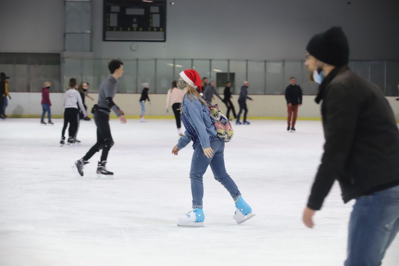 Na mikołajkową imprezę zaprasza lodowisko Bombonierka w Łodzi. 