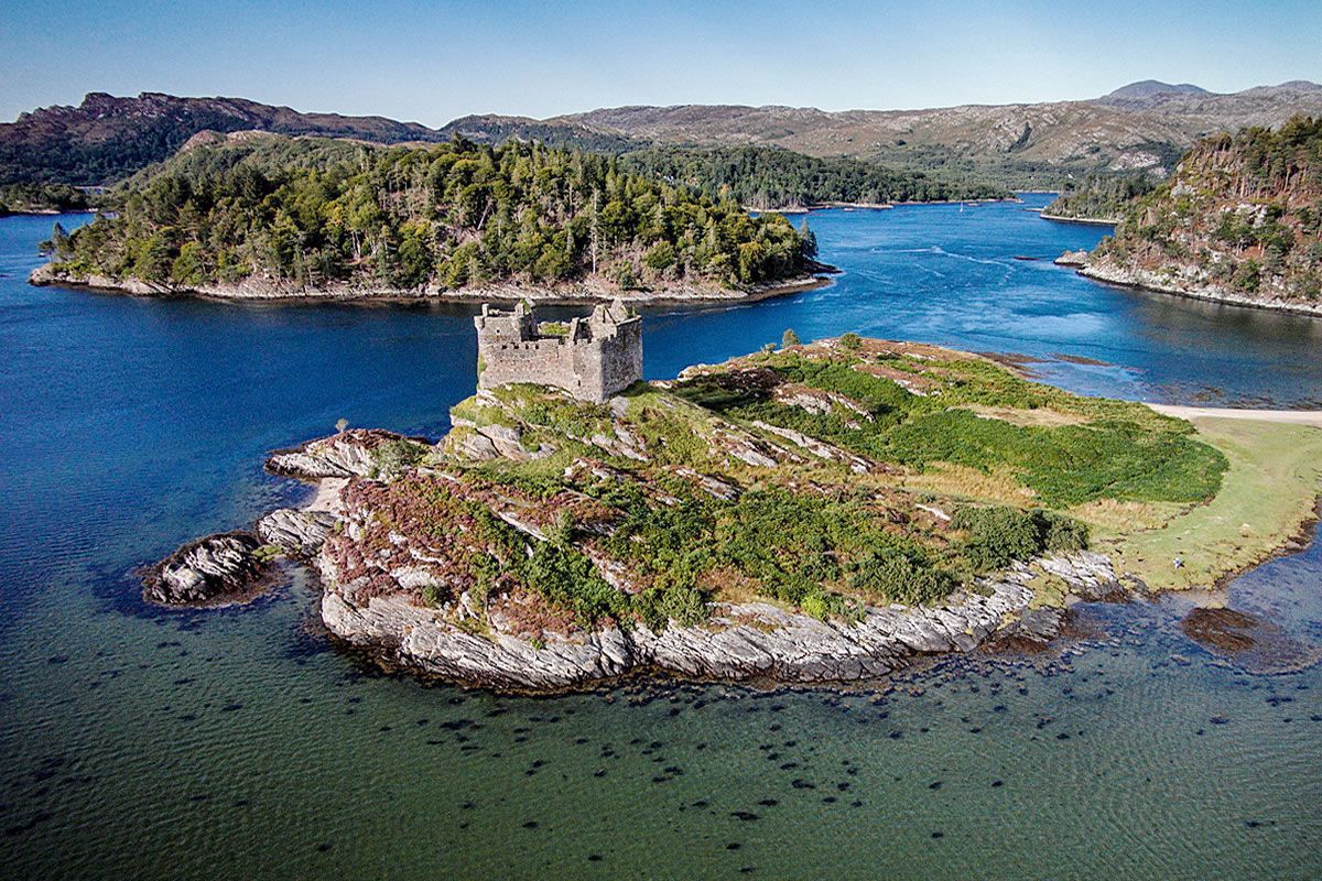 Ruiny zamku Tioran widoczne z Deer Island