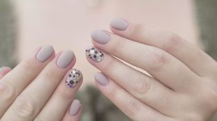 Minimalistyczny manicure. Wygląda jak podłoga