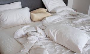 Budzisz się z mokrą poduszką? Lepiej tego nie lekceważyć