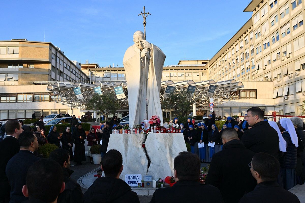 Tłumy wiernych pod szpitalem. Modlą się za zdrowie papieża Franciszka