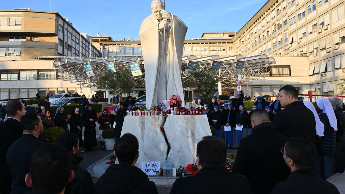 Tłumy pod polikliniką Gemelli.