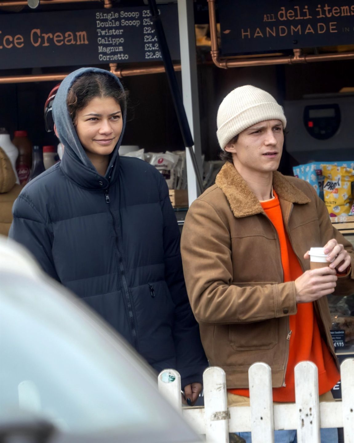 Zendaya i Tom Holland na spacerze z rodzicami aktora