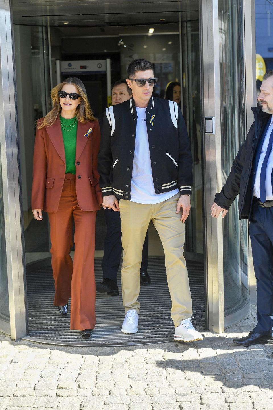 Anna i Robert Lewandowscy pod budynkiem TVN