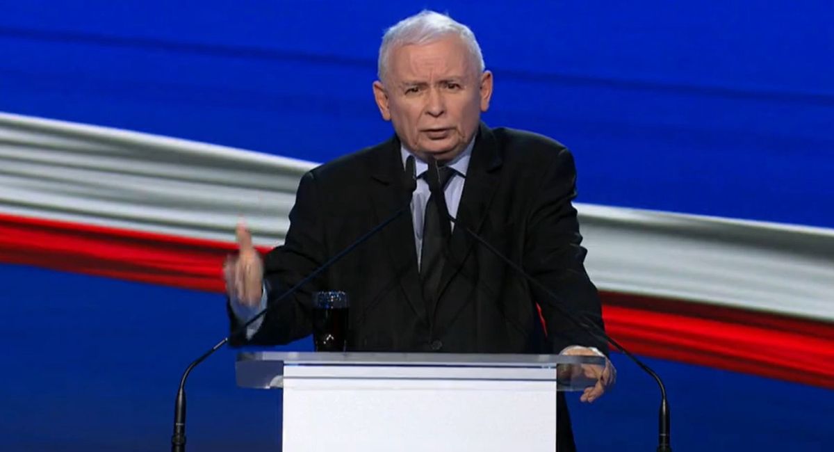 Prezes PiS Jarosław Kaczyński prezentuje Polski Ład. 