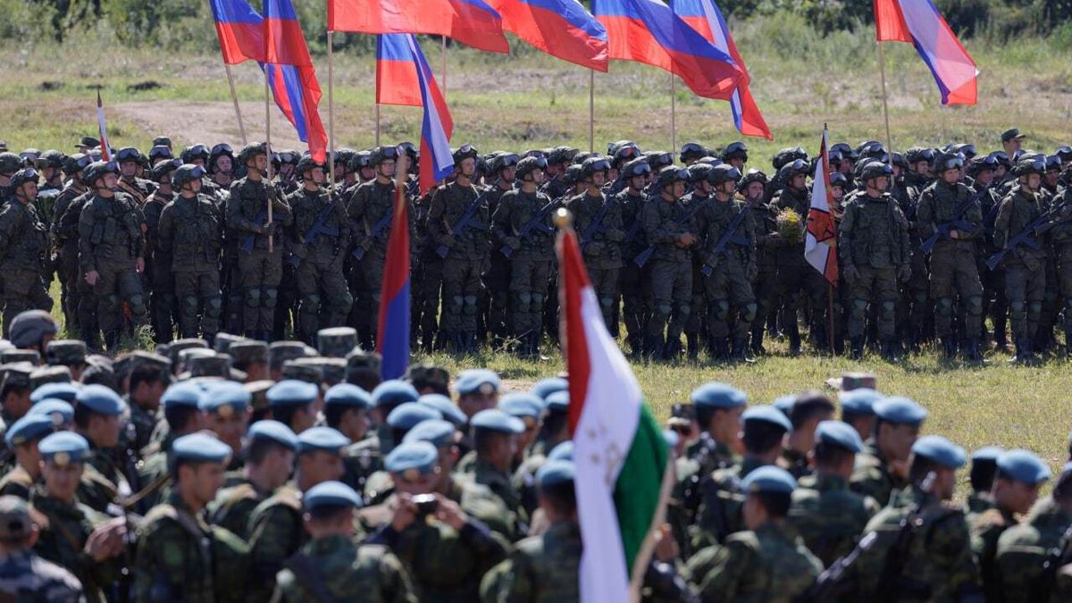 MOSCOW, RUSSIA - SEPTEMBER 01: (----EDITORIAL USE ONLY â MANDATORY CREDIT - "RUSSIAN DEFENSE MINISTRY / HANDOUT" - NO MARKETING NO ADVERTISING CAMPAIGNS - DISTRIBUTED AS A SERVICE TO CLIENTS----) Soldiers attend strategic military exercise "Vostok-2022" (East) in Moscow, Russia on September 01, 2022. Soldiers and military observers from 14 countries, including Russia, China, India and Azerbaijan are participating in the Vostok-2022 military exercise. (Photo by Russian Defense Ministry / Handout/Anadolu Agency via Getty Images)