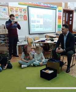 Nauczycielka zaprosiła Łukasza Mejzę do pierwszoklasistów. Jest jego wspólniczką w biznesie maseczkowym