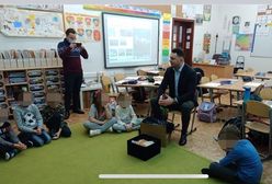 Nauczycielka zaprosiła Łukasza Mejzę do pierwszoklasistów. Jest jego wspólniczką w biznesie maseczkowym