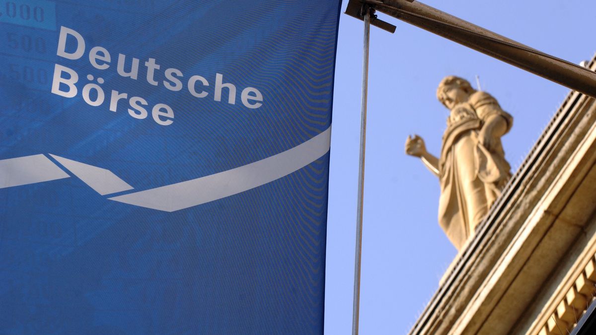 A flag waves outside the German stock exchange in Frankfurt,
GERMANY - OCTOBER 12:  A flag waves outside the German stock exchange in Frankfurt, Germany, Wednesday, October 12, 2005. German stocks dropped, paced by Schering AG after the drugmaker stopped a trial of its Asoprisnil treatment for benign uterine growths.  (Photo by Adam Berry/Bloomberg via Getty Images)
Bloomberg
DAX, DAX, DEUTSCHE BOERSE, FRANKFURT STOCK EXCHANGE