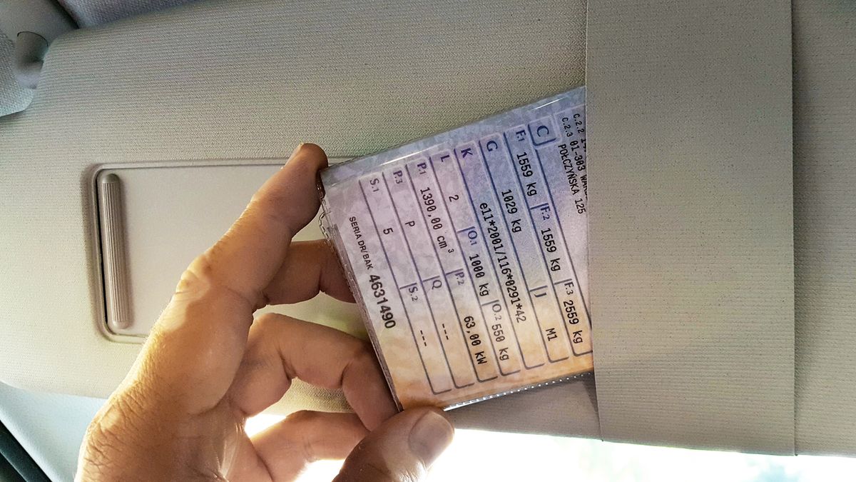 Wozisz dowód rejestracyjny w samochodzie? Ułatwiasz sprawę złodziejom w razie kradzieży