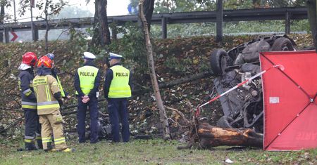 Katowice. Śmiertelny wypadek na DK86. Auto roztrzaskało się o drzewa