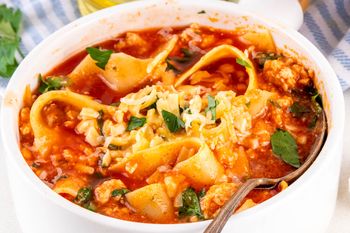 Nie marnuj czasu na pieczenie. Ta zupa smakuje jak najlepsza lazania