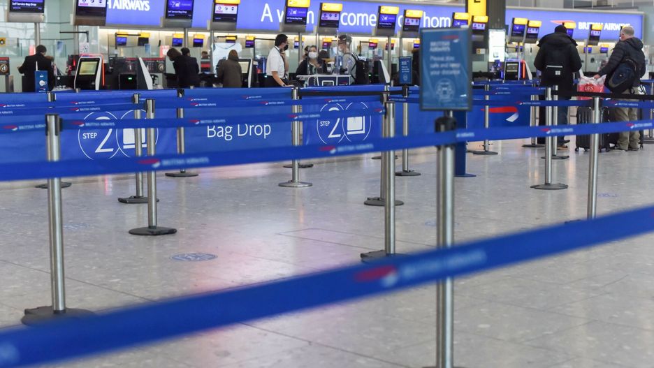 Lotnisko Heathrow w czasie pandemiiHeathrow Airport.   Passengers photographed at Terminal 5 of Heathrow Airport, this morning.  From tomorrow all international arrivals to the UK will have to demonstrate they have had a negative Covid test and they will be also force to quarantine, as  travel corridors will be closed as part of a tightening of the UK's borders.   Picture by Gustavo Valiente / Parsons Media / eyevineGustavo Valiente / Parsons Media