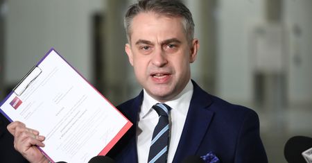 Rezygnacje z Rady Medycznej. Gawkowski chce dymisji Niedzielskiego, posłowie-antyszczepionkowcy zadowoleni