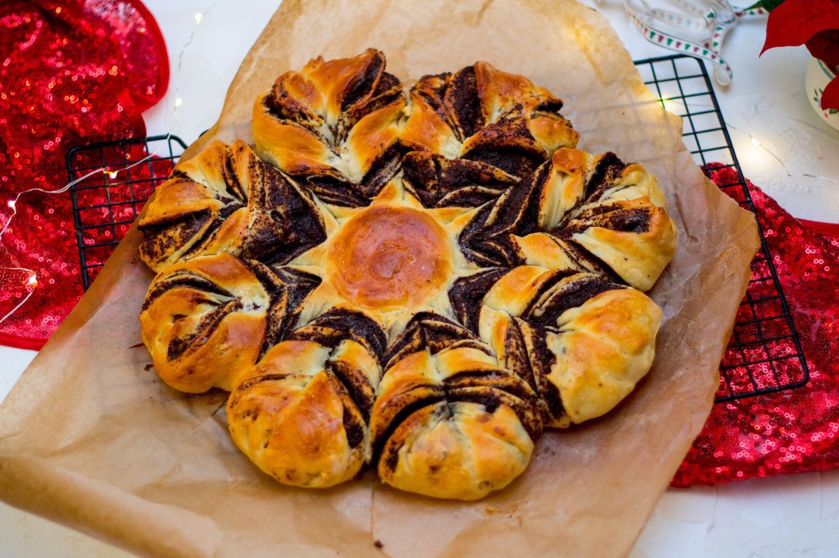 Master the festive table: Create the stunning poppy seed star