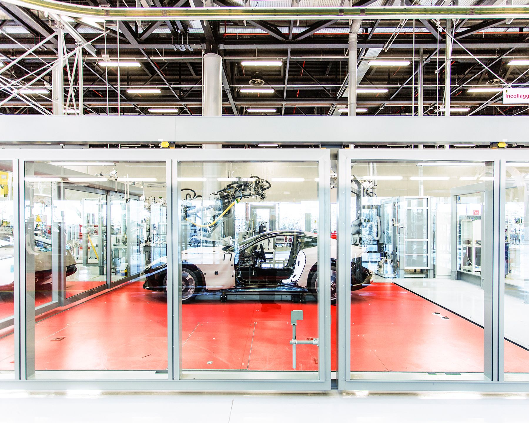 Z fotograficzną wizytą w świecie fabryki Ferrari w Maranello 10