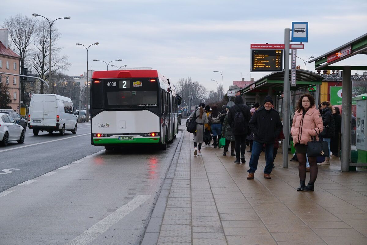 Starsza kobieta wyzywała młodą dziewczynę w autobusie komunikacji miejskiej. „Nie bądźcie obojętni”