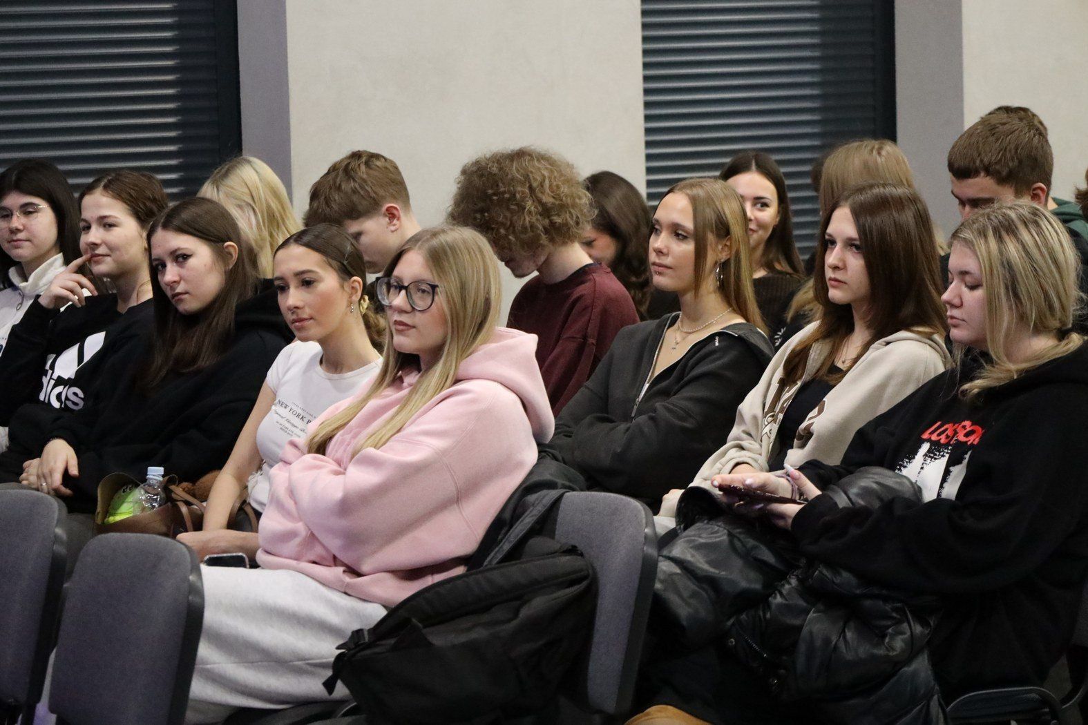 Mundur czeka! Policjanci z Pleszewa namawiali uczniów ze szkół średnich do wstąpienia w ich szeregi