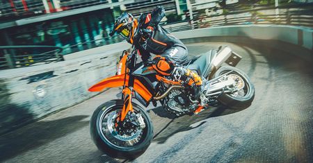 KTM 690 Enduro R i KTM 690 SMC R na 2021 pokazane. Zmiany są kosmetyczne