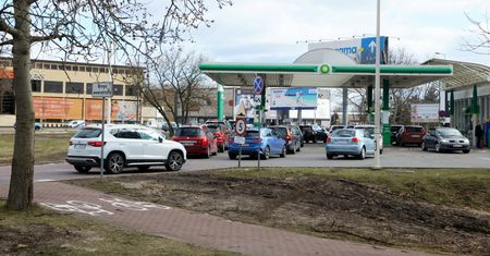 "Tak droga benzyna nie była jeszcze nigdy w historii". Prognoza wbija w fotel