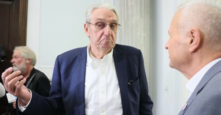 Wołoszański wskazał posła PiS. "Patrzy na mnie spode łba"