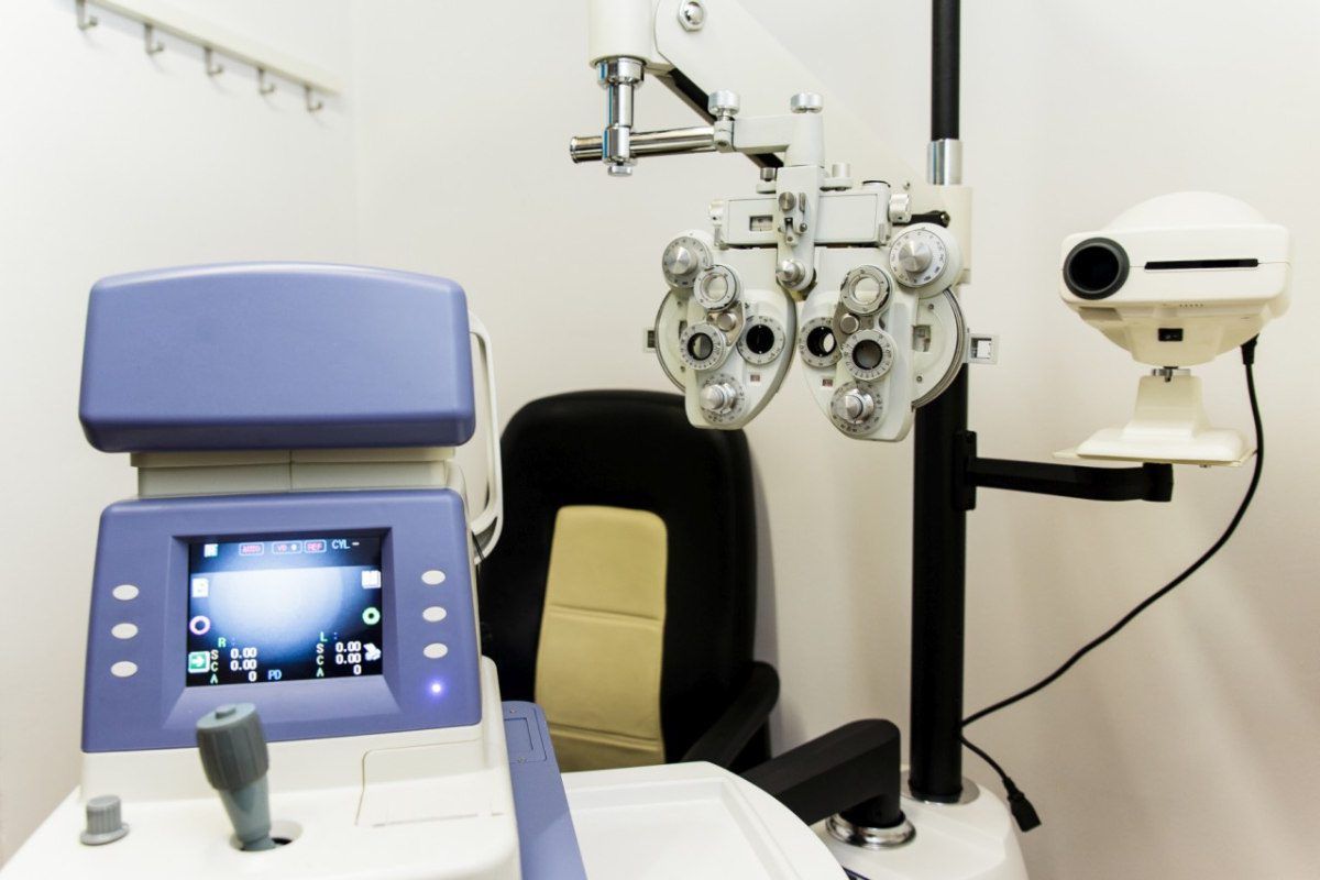 Salon optyczny 4eyes optyk, nowoczesne urządzenia do badania wzroku