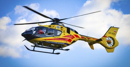 Złotów: Poważny wypadek na DW 189. BMW uderzyło w drzewo