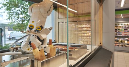 Pierwsza taka Żabka w Polsce. Tutaj hot-doga robi robot