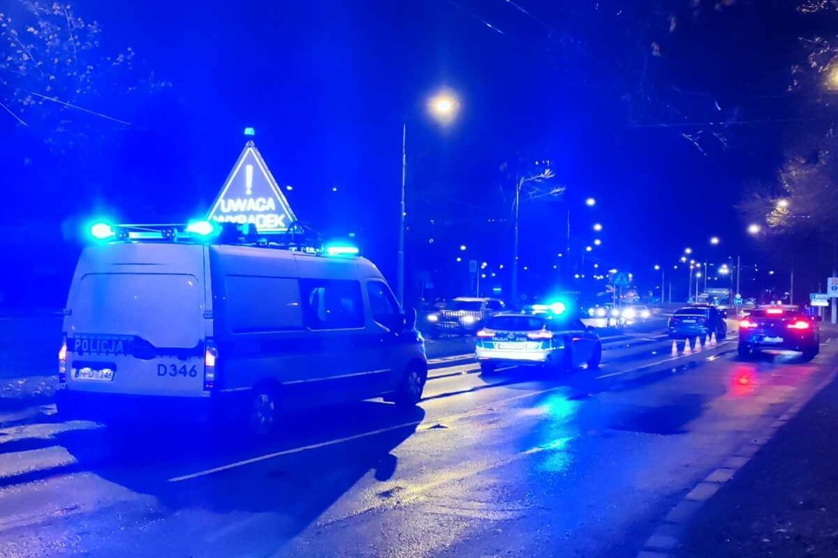Potrącenie pieszych na przejściu, a potem zderzenie bmw z renaultem