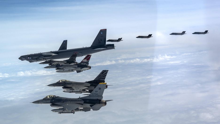 Amerykańskie bombowce B-52H, u góry po lewej, myśliwce F-16 i myśliwce F-35A