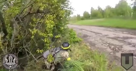 Zasadzka ukraińskich żołnierzy na rosyjski czołg. Nagranie z momentu uderzenia