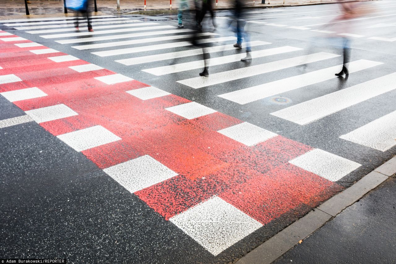 Jest projekt zmian w przepisach. Piesi bez pierwszeństwa przed przejściem, ale łatwiej będzie stracić "prawko"