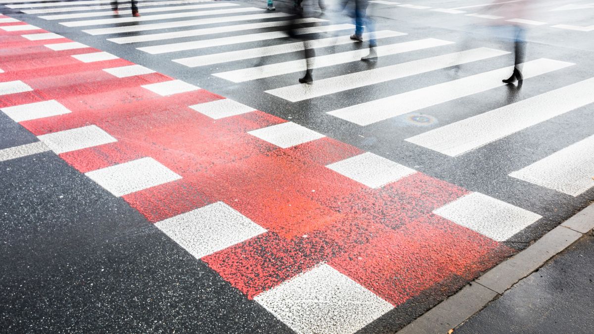 Pieszy zyska pierwszeństwo dopiero podczas wchodzenia na przejście