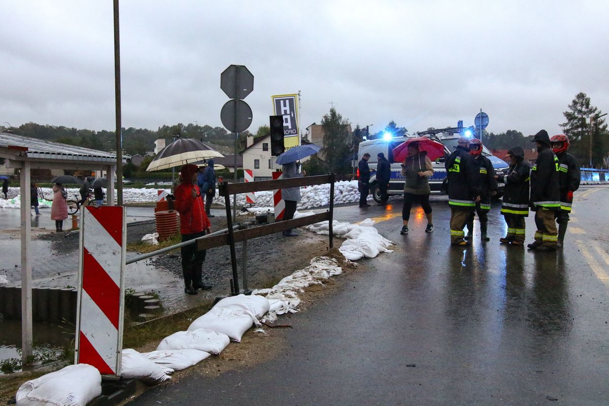 powódź, most, ewakuacja, podtopienia, zalania, woda, pogoda, pogoda weekend, stan rzek, stan wody w rzekach Dramatyczna sytuacja w Głuchołazach. Już nie będzie dobrowolnej ewakuacji