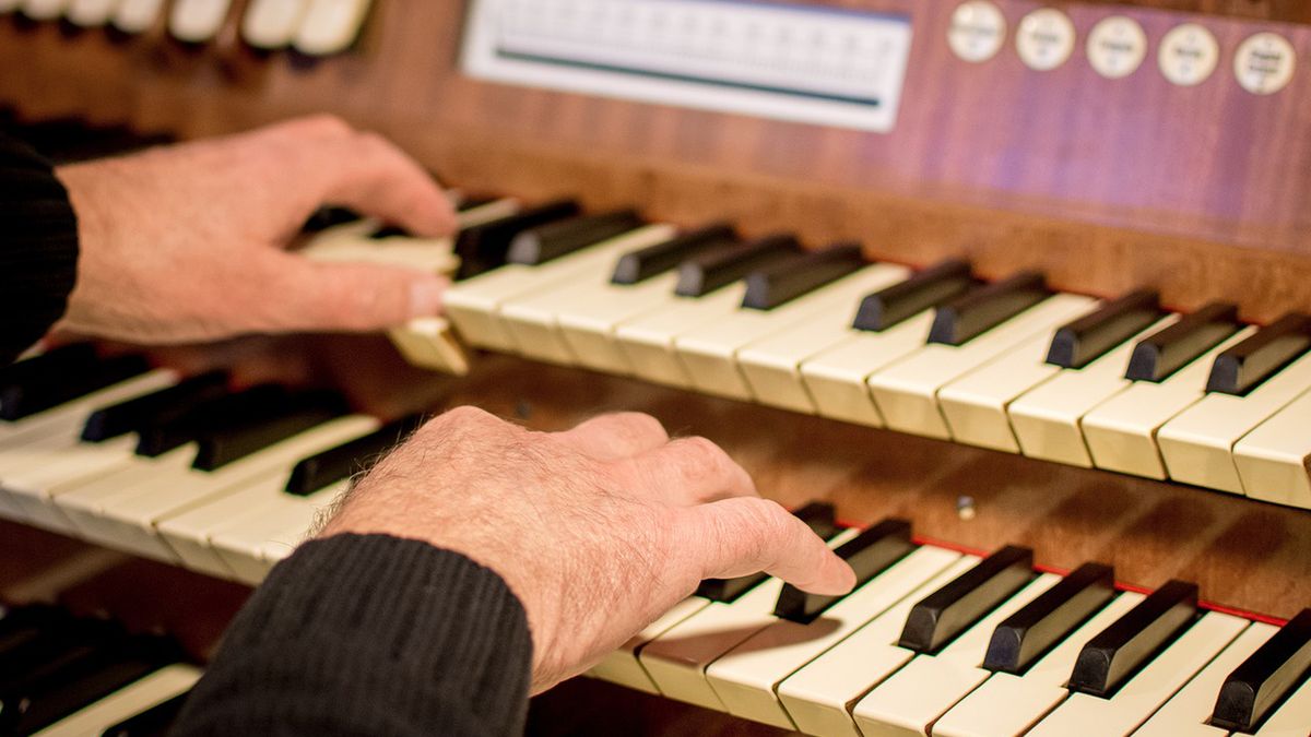 To organista wysłał 14-latce nieprzyzwoite nagrania? 