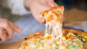 Pizza z chleba na szybką kolację lub sycące śniadanie. Tak wykorzystasz resztki z lodówki